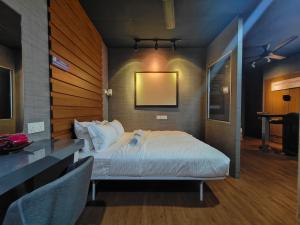 une chambre avec un lit, une table et des chaises dans l'établissement SECRET STUDIO On Factory, à George Town