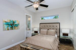 Un dormitorio con una cama y un ventilador de techo. en Kokomo-Modern Home with Tiki Hut, en Cabo Coral 26 fotos más