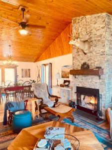 Posezení v ubytování Stylish Mountain View Chalet with Heated Pool, Large Hot Tub, Playroom & Firepit close to Gore Mountain