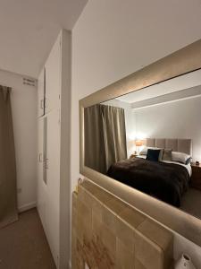 Postel nebo postele na pokoji v ubytování Charming apartment on Leeson Park in Ranelagh + 12 fotografií