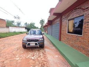 un coche aparcado delante de un edificio en Prisma21, en Luque