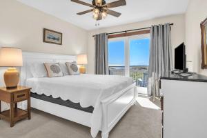 een slaapkamer met een bed en een groot raam bij Beechouse in Caswell Beach +48 foto's