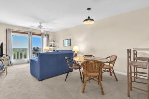 een eetkamer en woonkamer met een tafel en stoelen bij Beechouse in Caswell Beach