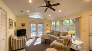 Una televisión o centro de entretenimiento en Azalea Cottage Duplex