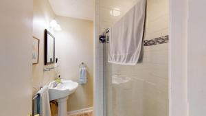 Un baño de Azalea Cottage Duplex 14 fotos más