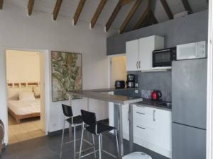 Η κουζίνα ή μικρή κουζίνα στο sea view apartment & swimming pool