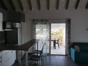 Kuchyň nebo kuchyňský kout v ubytování sea view apartment & swimming pool + 8 fotografií