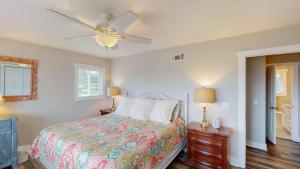 En eller flere senge i et værelse på Clubhouse Cottage