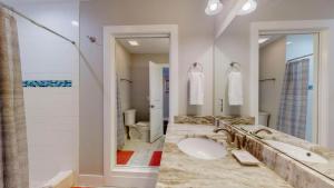 Et badeværelse på Clubhouse Cottage + 23 billeder