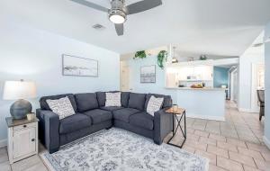 Köök või kööginurk majutusasutuses La Florida is a spacious 3bedroom home in SE Cape Coral with a serene freshwater canal view