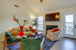 Posezení v ubytování 2 Mi to Town Bright Home with Deck in McDonough!