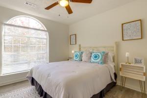 Postel nebo postele na pokoji v ubytování 2 Mi to Town Bright Home with Deck in McDonough!