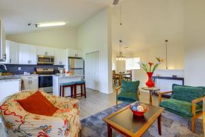 Kuchyň nebo kuchyňský kout v ubytování 2 Mi to Town Bright Home with Deck in McDonough!