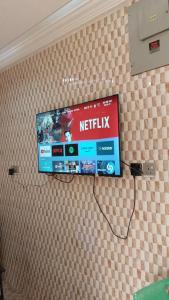 Μια τηλεόραση ή/και κέντρο ψυχαγωγίας στο MoExoticRoyaleServices