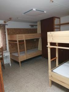 a room with two bunk beds and a desk at Bett 1 im Männer 4-Bettzimmer NUR Männer ONLY Men SOLO hombres in Mogán