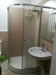 a bathroom with a shower and a sink at Bett 1 im Männer 4-Bettzimmer NUR Männer ONLY Men SOLO hombres in Mogán