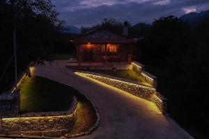 Bacco Village House في موزاكيون: كوخ صغير به مسار حجري يؤدي إلى مبنى