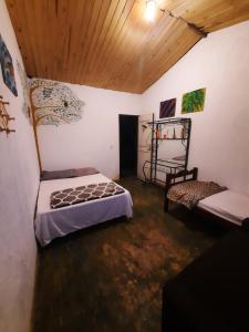 ein Zimmer mit 2 Betten und einem Stuhl darin in der Unterkunft Passeio Bom in Juquei