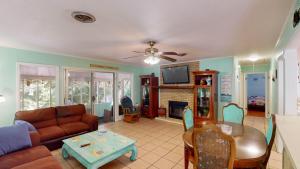 een woonkamer met een bank en een tafel bij A Hidde Gem Duplex in Jekyll Island