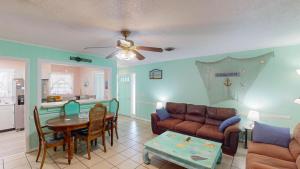 een woonkamer met een bank en een tafel bij A Hidde Gem Duplex in Jekyll Island