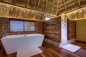 une grande salle de bain avec baignoire et douche dans l'établissement Kanu Private Island Belize, à Placencia 27 autres photos
