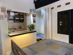 une salle à manger avec une table et une cuisine dans l'établissement La Via Living, à Sukobumi