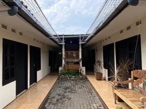 une cour d'une maison avec un toit en verre dans l'établissement La Via Living, à Sukobumi 11 autres photos