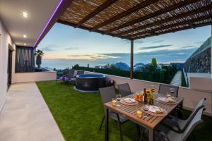 Drinks på Apartamento de Lujo con Jacuzzi Privado, Piscina y Vistas al Mar