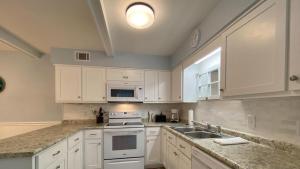 Köök või kööginurk majutusasutuses Golden Days Duplex