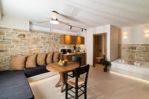 Una cama o camas en una habitación de Gemini Resort 55 fotos más