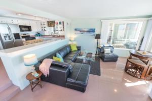 Centrally Located 3Br Oceanfront W Great Value & Views By Beachview Rentals في شاطئ نيوبورت: غرفة معيشة مع أريكة ومطبخ