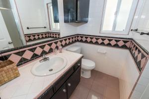 Centrally Located 3Br Oceanfront W Great Value & Views By Beachview Rentals في شاطئ نيوبورت: حمام مع حوض ومرحاض +16 صورة