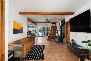 a living room with a couch and a flat screen tv at Le Selby in Dunham