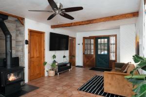 a living room with a fireplace and a stove at Le Selby in Dunham