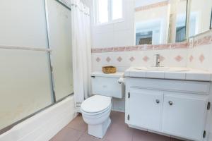 7Br Beachfront Retreatstunning Ocean Views & Walkable Fun By Beachview Rentals في شاطئ نيوبورت: حمام مع مرحاض ومغسلة ودش +18 صورة