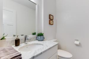 Ένα μπάνιο στο 7 Mi to Stowe Mtn! Riverfront Retreat on Main St +19 φωτογραφίες