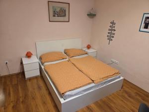 Un pat sau paturi într-o cameră la Gála Apartman Cozy Stay in City Center