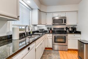 Galeriebild der Unterkunft 7 Mi to Stowe Mtn! Riverfront Retreat on Main St in Stowe