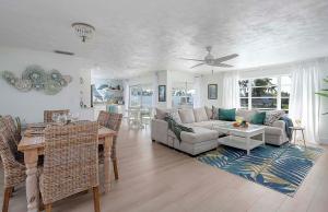 una sala de estar con un sofá y una mesa en Lovers Key - Waterfront Stunner, Walk to Town!, en Cabo Coral