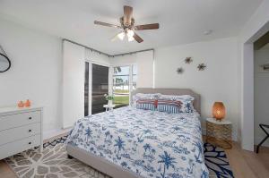 Un dormitorio con una cama y un ventilador de techo. en Lovers Key - Waterfront Stunner, Walk to Town!, en Cabo Coral 28 fotos más