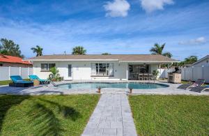 una casa con piscina en el patio en Lovers Key - Waterfront Stunner, Walk to Town!, en Cabo Coral