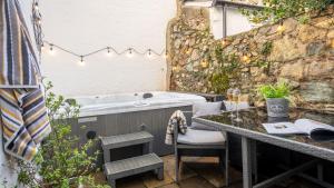 ein Badezimmer mit einer Badewanne und einem Tisch in der Unterkunft 10 Bunkers Hill in Beaumaris