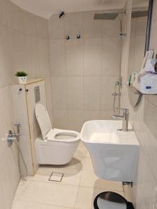 um banheiro com vaso sanitário e pia em نيوم العلا em Al Ula