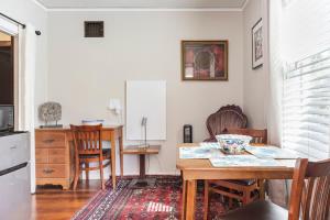 une cuisine avec une table et des chaises ainsi qu'une salle à manger dans l'établissement Serene Private Suite Patio Upscale Berkeley, à Piedmont