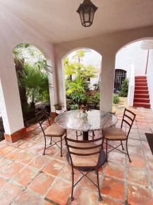 une salle à manger avec une table et des chaises sur un patio dans l'établissement Serene Private Suite Patio Upscale Berkeley, à Piedmont
