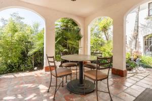 une table et des chaises sur un patio arboré dans l'établissement Serene Private Suite Patio Upscale Berkeley, à Piedmont 51 autres photos
