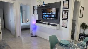 Μια τηλεόραση ή/και κέντρο ψυχαγωγίας στο AURA beachouse