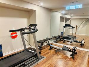 Galeriebild der Unterkunft Luxury Private Home W Kitchen Bath Laundry Gym and Parking in Oakville