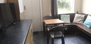 Η κουζίνα ή μικρή κουζίνα στο Bird Song Guest House Old Trafford