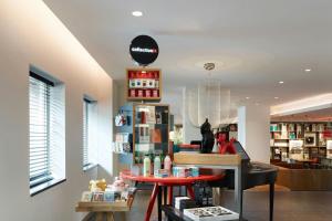 Una tienda con una mesa roja y un globo en el techo. en citizenM Amstel Amsterdam, en Ámsterdam